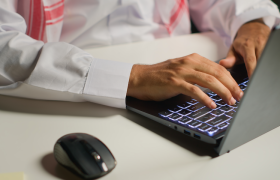 اللائحة التنفيذية لنظام العمل السعودي: بنود مؤثرة على الرواتب والإجازات (2025)